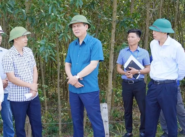 Chủ tịch UBND tỉnh Quảng Bình Trần Thắng (đứng giữa) kiểm tra thực địa triển khai dự án cao tốc bắc-nam đoạn qua địa phương. Chủ tịch UBND tỉnh Quảng Bình Trần Thắng (đứng giữa) kiểm tra thực địa triển khai dự án cao tốc bắc-nam đoạn qua địa phương.