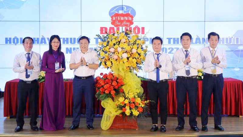 Lãnh đạo Sở Y tế Phú Thọ tặng hoa chúc mừng Hội thầy thuốc trẻ.