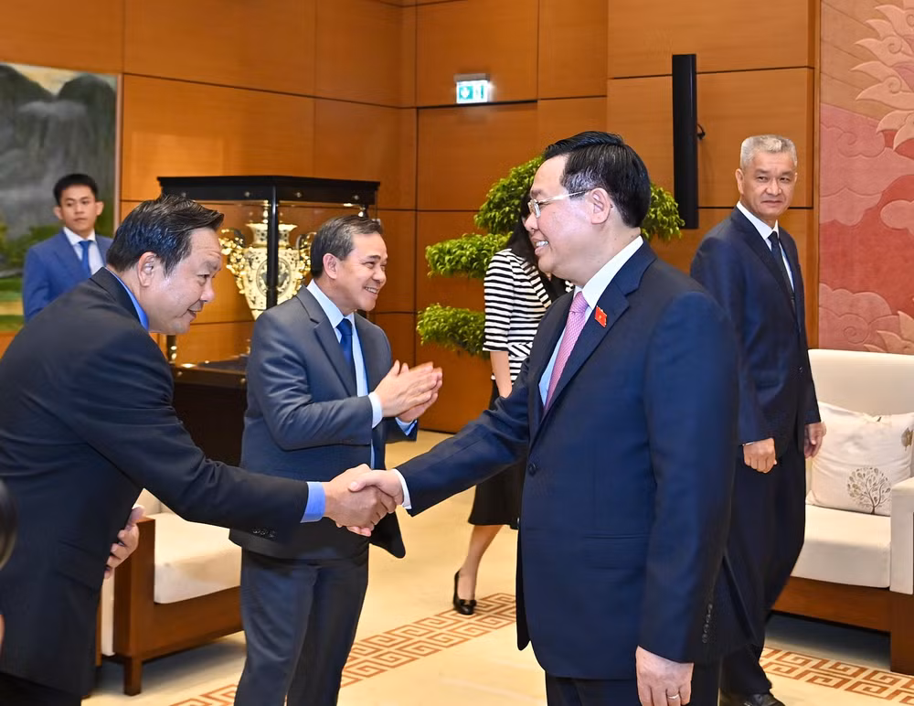 Chủ tịch Quốc hội Vương Đình Huệ với các đại biểu tại buổi tiếp. Chủ tịch Quốc hội Vương Đình Huệ với các đại biểu tại buổi tiếp.