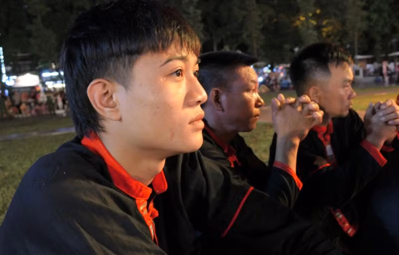 Chàng trai Tạ Văn Khánh, 19 tuổi, thôn Nà Tho, xã Tân Bắc theo thầy đi nhảy lửa từ năm 15 tuổi.