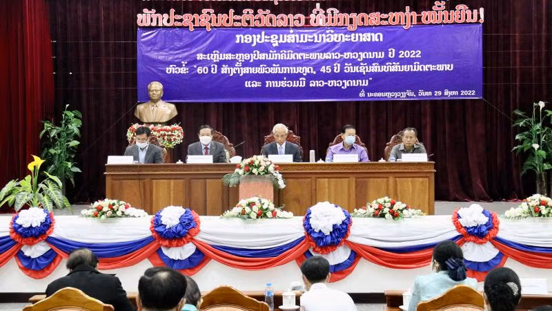 Đồng chí Khamphanh Pheuyavong (giữa), Bí thư Trung ương Đảng, Trưởng Ban Tuyên huấn Trung ương, Chủ tịch Hội đồng lý luận Trung ương Đảng Nhân dân Cách mạng Lào chủ trì Hội thảo. (Ảnh: Trịnh Dũng)