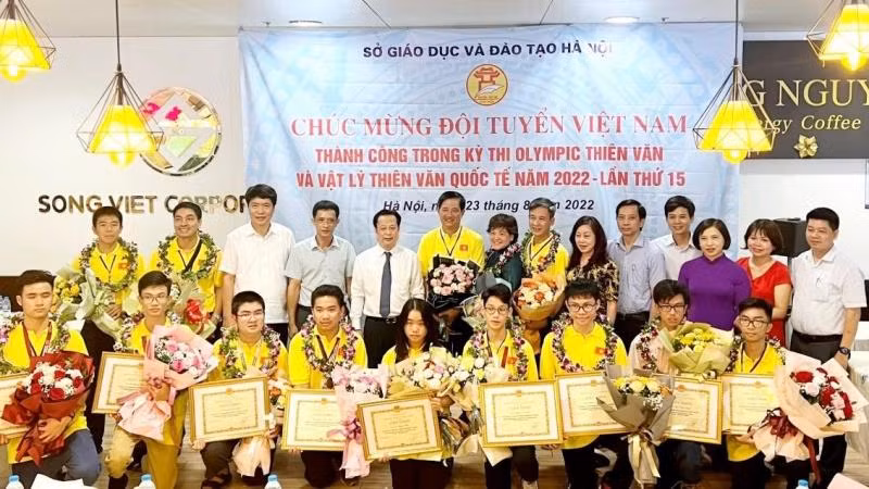 Lãnh đạo Sở Giáo dục và Đào tạo Hà Nội chúc mừng giáo viên, học sinh tham dự Olympic quốc tế Thiên văn học và Vật lý Thiên văn.