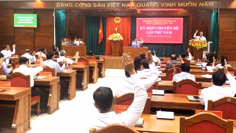Các đại biểu Hội đồng nhân dân tỉnh Đắk Lắk biểu quyết thông qua các nghị quyết của kỳ họp.