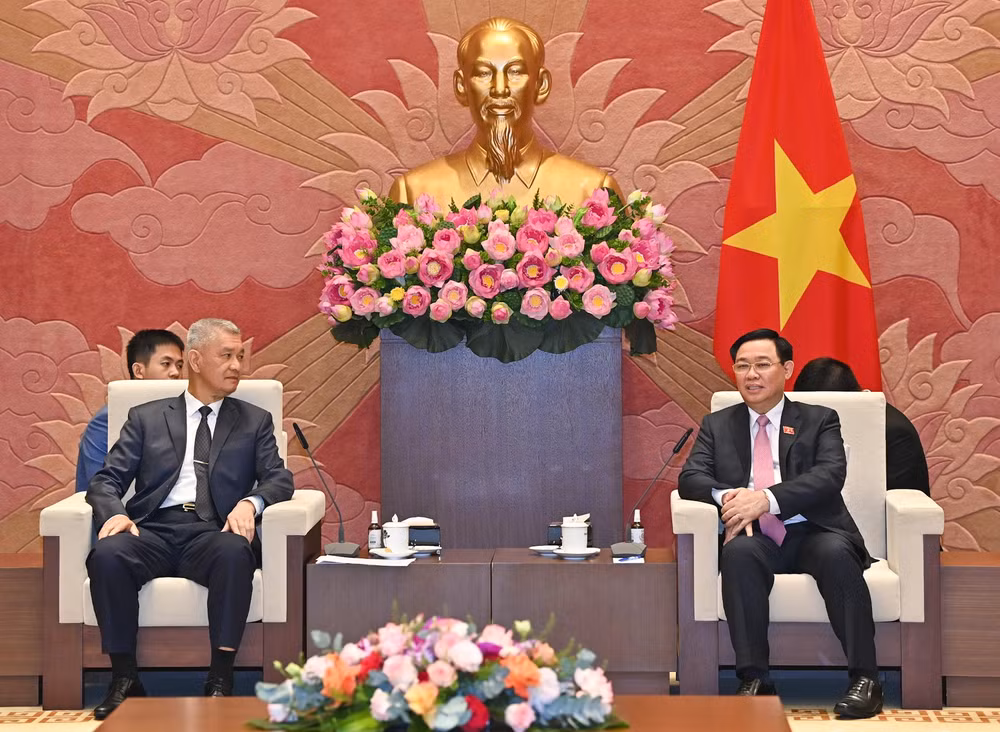 Chủ tịch Quốc hội Vương Đình Huệ và Bí thư Thành ủy, Chủ tịch HĐND Thủ đô Vientiane Anouphap Tounalom tại buổi tiếp. Chủ tịch Quốc hội Vương Đình Huệ và Bí thư Thành ủy, Chủ tịch HĐND Thủ đô Vientiane Anouphap Tounalom tại buổi tiếp.
