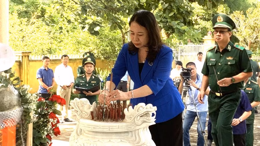Phó chủ tịch nước Võ Thị Ánh Xuân thắp hương tại Bia tưởng niệm các cán bộ, chiến sĩ thuộc Di tích Quốc gia đặc biệt Đường Trường Sơn-Đường Hồ Chí Minh-Bến vượt sông Sê-Rê-Pốk tại xã Krông Na, huyện Buôn Đôn. Phó chủ tịch nước Võ Thị Ánh Xuân thắp hương tại Bia tưởng niệm các cán bộ, chiến sĩ thuộc Di tích Quốc gia đặc biệt Đường Trường Sơn-Đường Hồ Chí Minh-Bến vượt sông Sê-Rê-Pốk tại xã Krông Na, huyện Buôn Đôn.