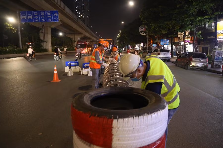 Hàng chục công nhân thực hiện lắp đặt dải phân cách cứng trên đường Nguyễn Trãi tối 5/8. Hàng chục công nhân thực hiện lắp đặt dải phân cách cứng trên đường Nguyễn Trãi tối 5/8.