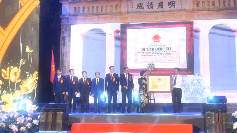 Thứ trưởng Văn hóa, Thể thao và Du lịch Hoàng Đạo Cương (ngoài cùng bên phải) trao bằng xếp hạng. 