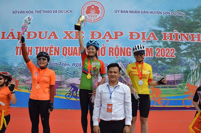 Lãnh đạo Sở Văn hóa, Thể thao và Du lịch tỉnh Tuyên Quang trao huy chương cho các vận động viên.