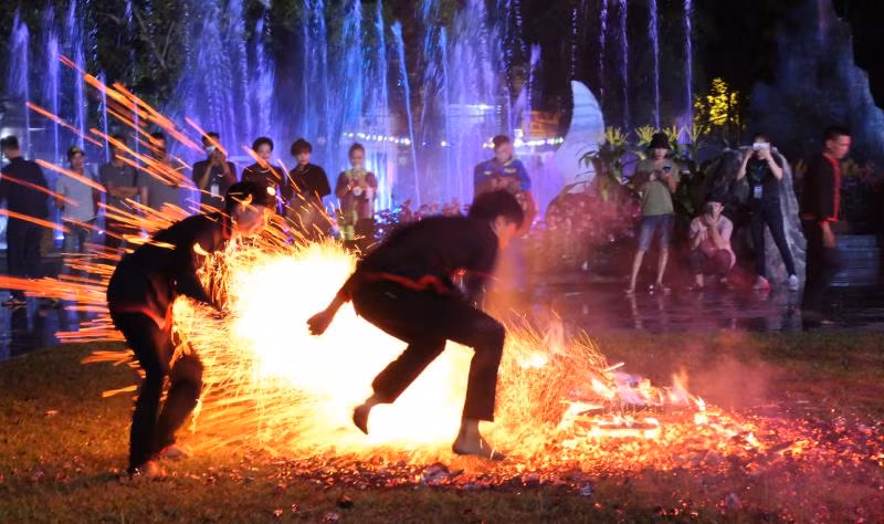 Nghi lễ nhảy lửa huyền bí của người dân tộc Pà Thẻn, xã Tân Bắc, huyện Quang Bình (Hà Giang) được công nhận là di sản văn hóa phi vật thể quốc gia đã trở thành một sản phẩm du lịch đặc trưng nơi địa đầu Tổ quốc.