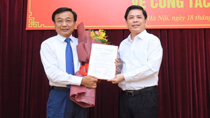 Thừa ủy quyền Thủ tướng Chính phủ, Bộ trưởng Nguyễn Văn Thể trao quyết định của Thủ tướng Chính phủ bổ nhiệm ông Nguyễn Danh Huy.