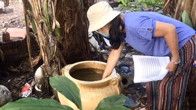 Kiểm tra các vật dụng chứa nước nhằm diệt loăng quăng, bọ gậy tại tỉnh Bình Dương. (Ảnh: Hoàng Hà)