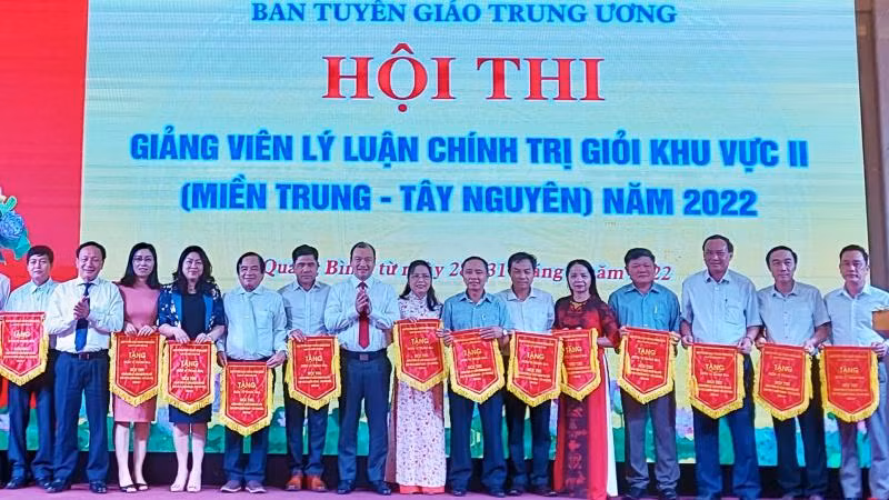 Ban Tổ chức tặng cờ cho các đơn vị tham dự hội thi. Ban Tổ chức tặng cờ cho các đơn vị tham dự hội thi.