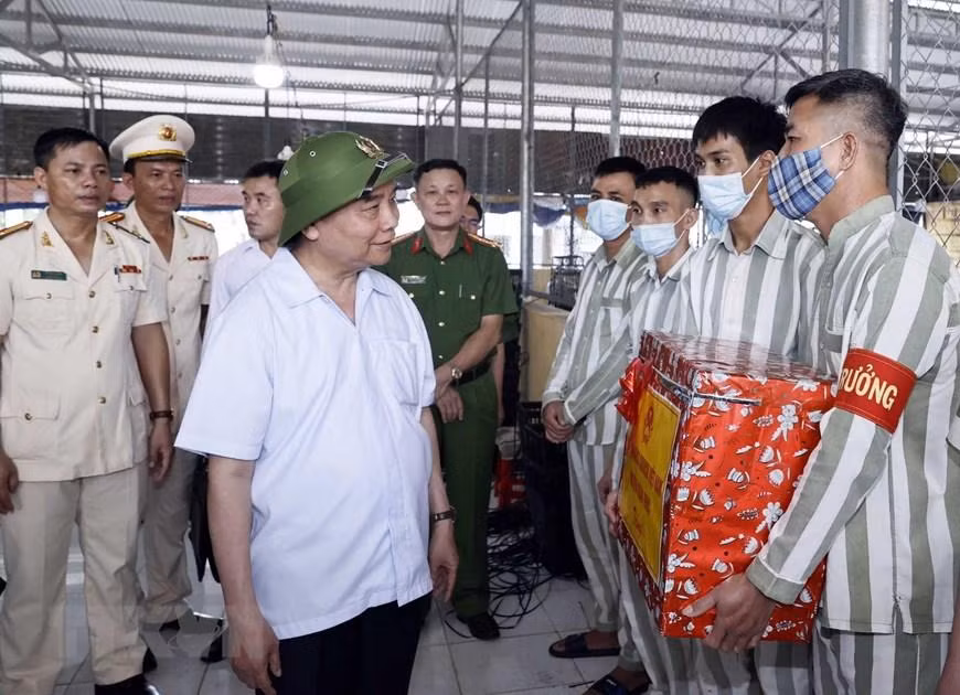 Chủ tịch nước Nguyễn Xuân Phúc tặng quà cho các phạm nhân trong diện thuộc đặc xá. (Ảnh: TTXVN)