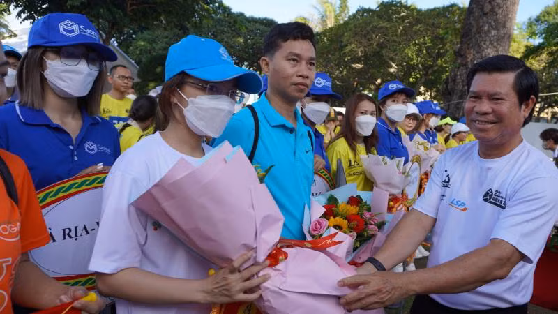 Trưởng Ban Tuyên giáo Tỉnh ủy Bà Rịa-Vũng Tàu Nguyễn Văn Xinh tặng hoa, động viên các vận động viên tại lễ khai mạc.
