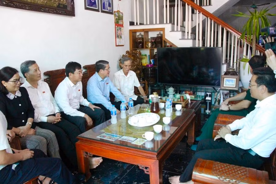 Phó Chủ tịch Quốc hội Nguyễn Đức Hải cùng đoàn công tác đến thăm, tặng quà một số gia đình chính sách trên đảo Cô Tô. Phó Chủ tịch Quốc hội Nguyễn Đức Hải cùng đoàn công tác đến thăm, tặng quà một số gia đình chính sách trên đảo Cô Tô.