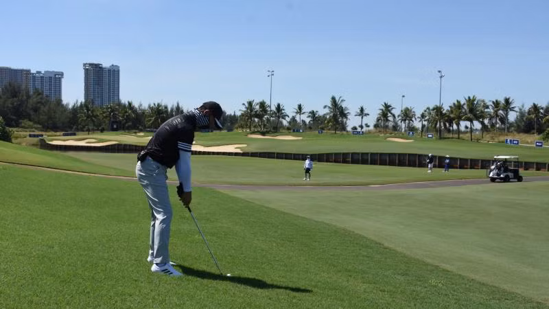 Các golfer trải nghiệm tại sân Đà Nẵng Golf Resort sáng 27/8.