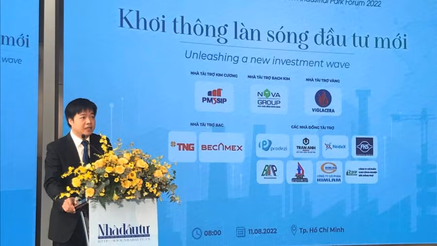 Phó Cục trưởng Cục Đầu tư nước ngoài (Bộ Kế hoạch và Đầu tư) Nguyễn Anh Tuấn trình bày tham luận tại diễn đàn. Phó Cục trưởng Cục Đầu tư nước ngoài (Bộ Kế hoạch và Đầu tư) Nguyễn Anh Tuấn trình bày tham luận tại diễn đàn.