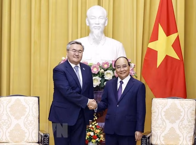 Chủ tịch nước Nguyễn Xuân Phúc tiếp Phó Thủ tướng, Bộ trưởng Ngoại giao Kazakhstan Mukhtar Tileuberdi. (Ảnh: TTXVN) Chủ tịch nước Nguyễn Xuân Phúc tiếp Phó Thủ tướng, Bộ trưởng Ngoại giao Kazakhstan Mukhtar Tileuberdi. (Ảnh: TTXVN)