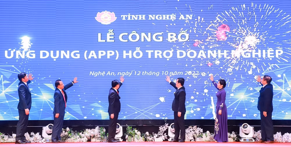 Lãnh đạo tỉnh và Hiệp hội Doanh nghiệp tỉnh Nghệ An thực hiện nghi thức công bố Ứng dụng hỗ trợ doanh nghiệp tỉnh Nghệ An. Lãnh đạo tỉnh và Hiệp hội Doanh nghiệp tỉnh Nghệ An thực hiện nghi thức công bố Ứng dụng hỗ trợ doanh nghiệp tỉnh Nghệ An.