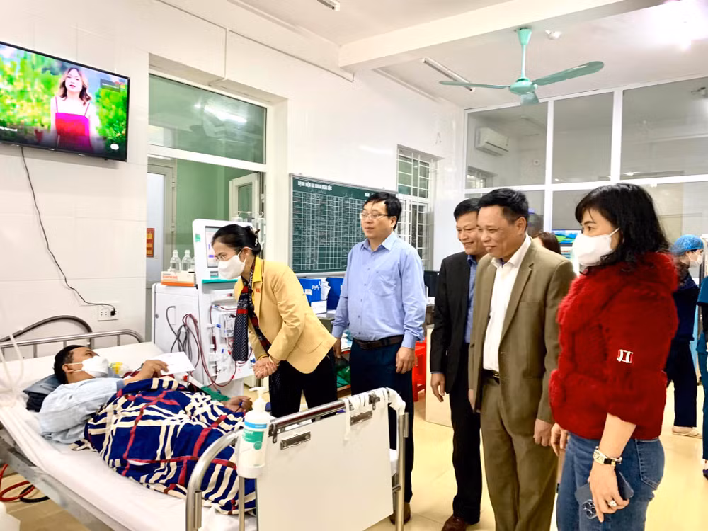 Thăm và tặng quà cho bệnh nhân nặng đang điều trị tại Bệnh viện huyện Nghi Lộc.