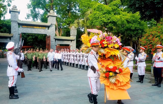 Đại tướng Tô Lâm cùng Đoàn đại biểu Đảng ủy Công an Trung ương, Bộ Công An và lãnh đạo tỉnh Nghệ An về dâng hoa, dâng hương tại Khu Di tích Kim Liên.