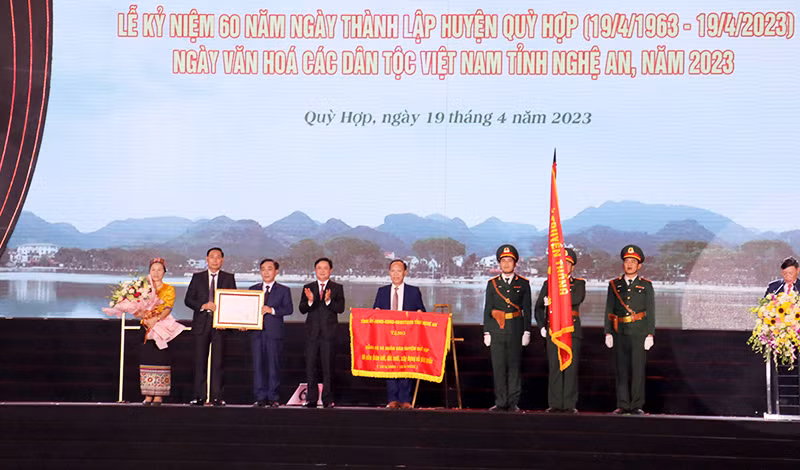 Bí thư Tỉnh ủy Nghệ An Thái Thanh Quý trao Huân chương Lao động hạng Nhì của Chủ tịch nước và tặng Bức trướng “60 năm hình thành, xây dựng, đổi mới và phát triển” của Tỉnh ủy-Hội đồng nhân dân-Ủy ban nhân dân-Ủy ban Mặt trận Tổ quốc tỉnh cho Đảng bộ và nhân dân huyện Quỳ Hợp.