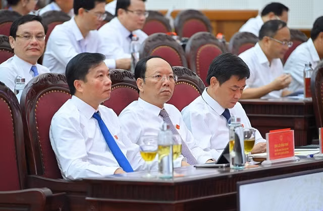 Các đại biểu tập trung xem xét, thông qua 26 dự thảo nghị quyết về nhiệm vụ phát triển kinh tế-xã hội 6 tháng cuối năm 2024 và các cơ chế, chính sách liên quan. Các đại biểu tập trung xem xét, thông qua 26 dự thảo nghị quyết về nhiệm vụ phát triển kinh tế-xã hội 6 tháng cuối năm 2024 và các cơ chế, chính sách liên quan.
