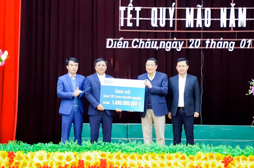 Trưởng Ban Nội chính Trung ương trao biển tượng trưng tặng 1.000 suất quà cho 1.000 hộ nghèo có hoàn cảnh đặc biệt khó khăn trên địa bàn để huyện Diễn Châu và các xã trao trực tiếp cho người dân. (Ảnh: Phạm Bằng)