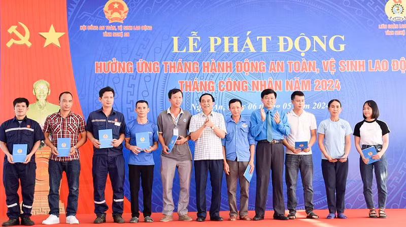 Trao quà cho người lao động bị tai nạn lao động, bệnh nghề nghiệp có hoàn cảnh khó khăn.