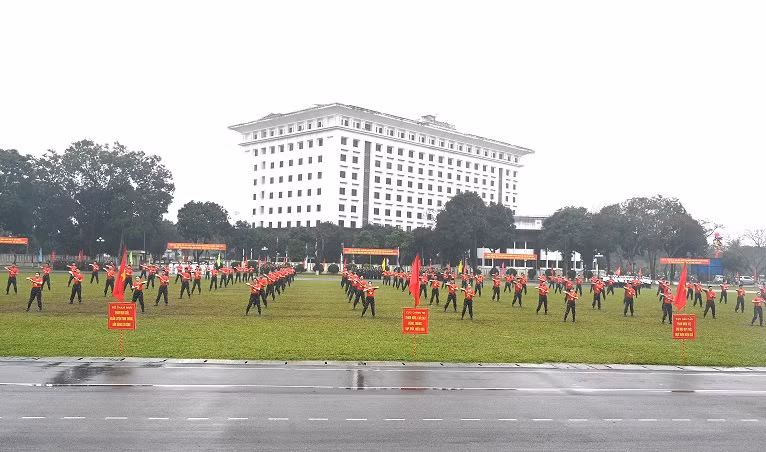 Cán bộ, nhân viên, chiến sĩ bốn cơ quan Quân khu 4 nhảy dân vũ tại Lễ ra quân huấn luyện.