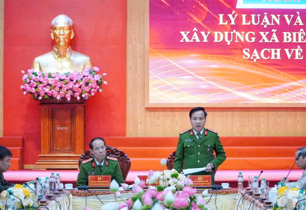 Phó Giáo sư, Tiến sĩ Đại tá Trần Quang Huyên, Phó Giám đốc Học viện Cảnh sát nhân dân và Đại tá Nguyễn Duy Thanh, Phó Giám đốc Công an tỉnh Nghệ An chủ trì hội thảo. Phó Giáo sư, Tiến sĩ Đại tá Trần Quang Huyên, Phó Giám đốc Học viện Cảnh sát nhân dân và Đại tá Nguyễn Duy Thanh, Phó Giám đốc Công an tỉnh Nghệ An chủ trì hội thảo.
