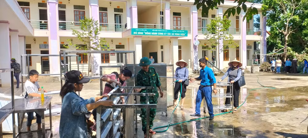 Chuẩn bị đồ dùng bếp ăn tập thể cho các cháu. Chuẩn bị đồ dùng bếp ăn tập thể cho các cháu.