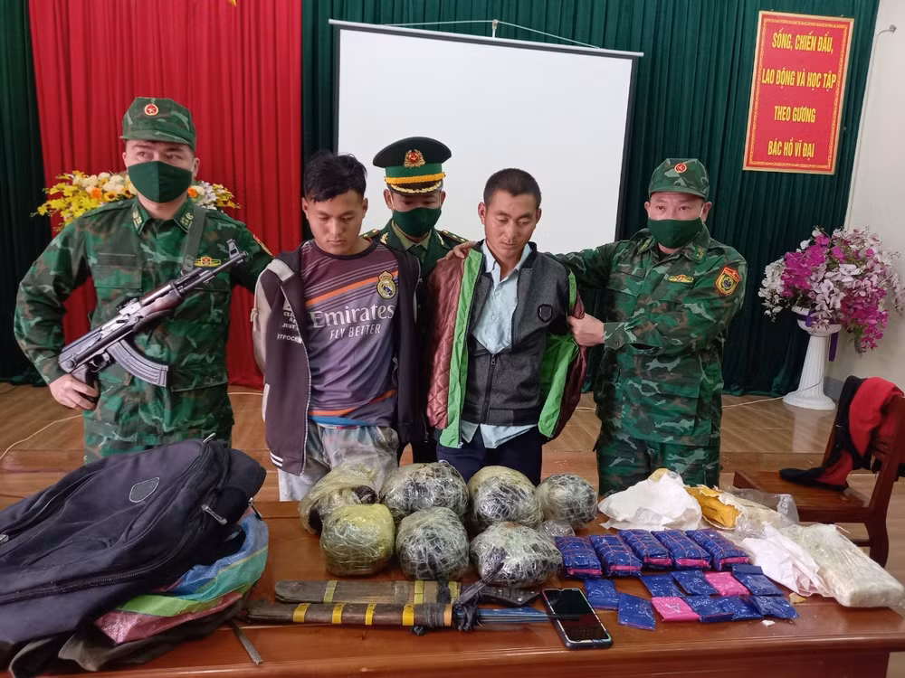 Các đối tượng và tang vật chuyên án.