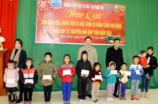 Tặng quà cho học sinh nghèo huyện Quỳ Châu. Tặng quà cho học sinh nghèo huyện Quỳ Châu.