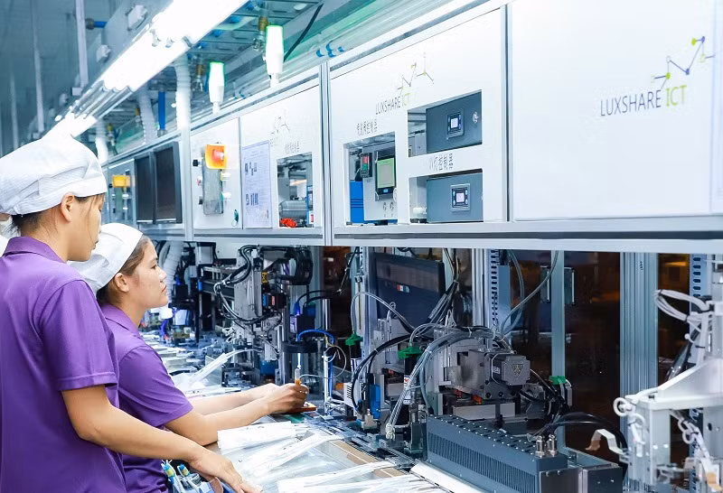 Sản xuất thiết bị điện tử của Công ty Luxshare ICT tại Khu Công nghiệp VSIP Nghệ An.