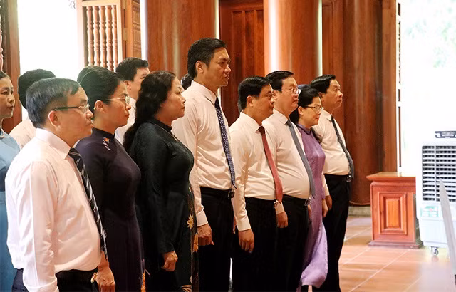 Các đại biểu thực hiện Lễ tưởng niệm Chủ tịch Hồ Chí Minh. 