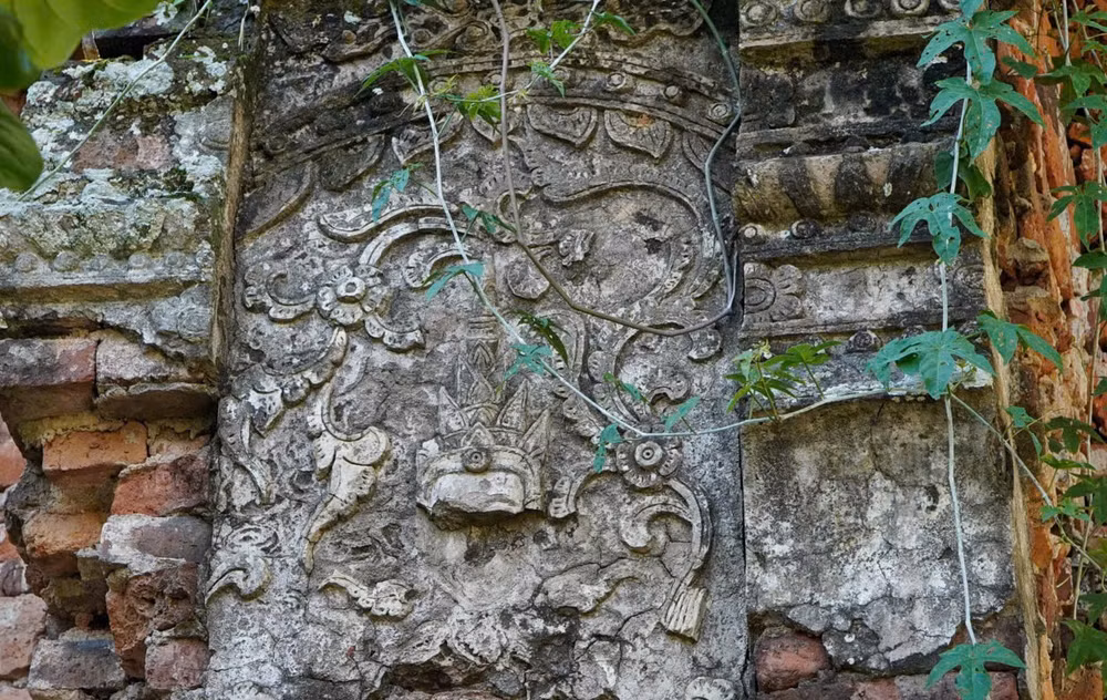 Những đường nét hoa văn, họa tiết tinh xảo. Những đường nét hoa văn, họa tiết tinh xảo.