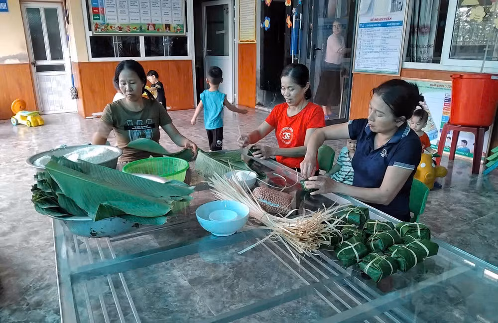Giáo viên cùng phụ huynh Trường mầm non Nam Thanh tập trung gói bánh chưng.