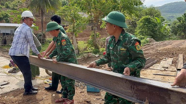 Làm cầu dân sinh.
