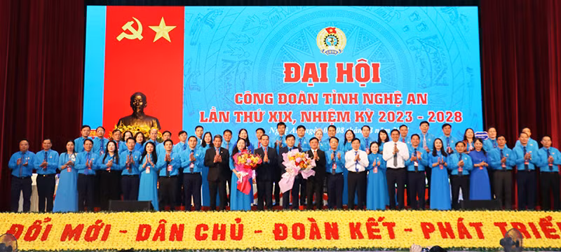 Tặng hoa chúc mừng Ban chấp hành Liên đoàn Lao động tỉnh Nghệ An khóa 19, Nhiệm kỳ 2023-2028.
