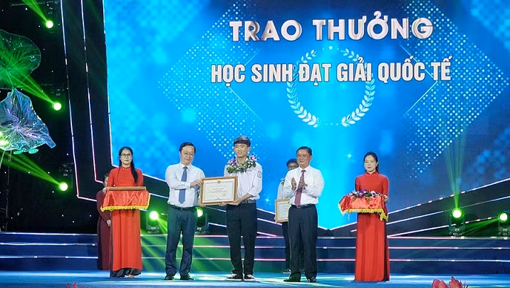 Trao thưởng cho học sinh đoạt giải quốc tế. Trao thưởng cho học sinh đoạt giải quốc tế.