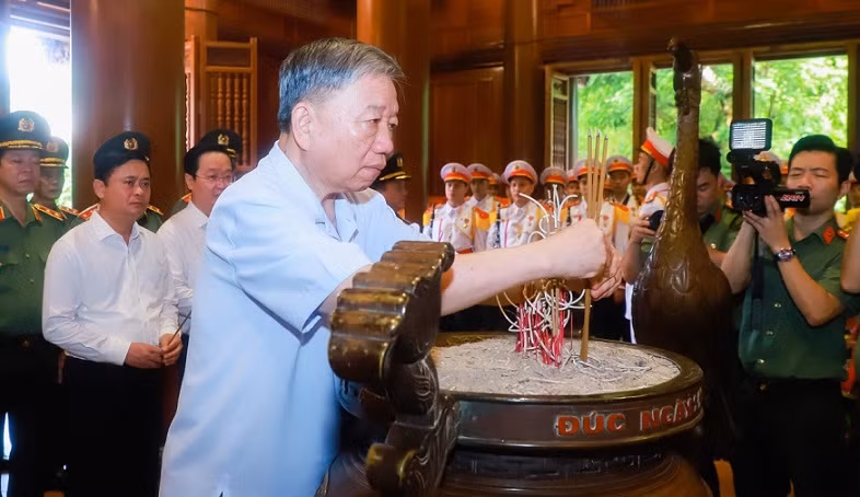 Bộ trưởng Tô Lâm cùng Đoàn đại biểu thực hiện nghi lễ dâng hương tưởng niệm Chủ tịch Hồ Chí Minh tại Nhà tưởng niệm Bác Hồ. Bộ trưởng Tô Lâm cùng Đoàn đại biểu thực hiện nghi lễ dâng hương tưởng niệm Chủ tịch Hồ Chí Minh tại Nhà tưởng niệm Bác Hồ.
