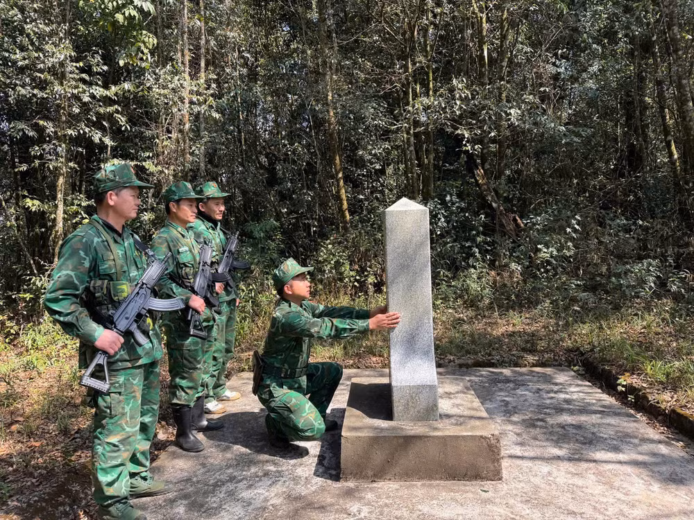 Lực lượng tuần tra Đồn Biên phòng Na Ngoi kiểm tra tại cột mốc 420. Lực lượng tuần tra Đồn Biên phòng Na Ngoi kiểm tra tại cột mốc 420.