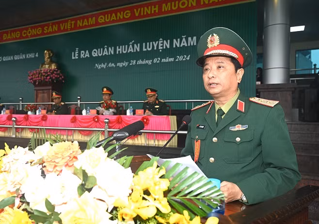 Trung tướng Hà Thọ Bình, Tư lệnh Quân khu 4 phát biểu chỉ đạo công tác huấn luyện chiến đấu năm 2024.