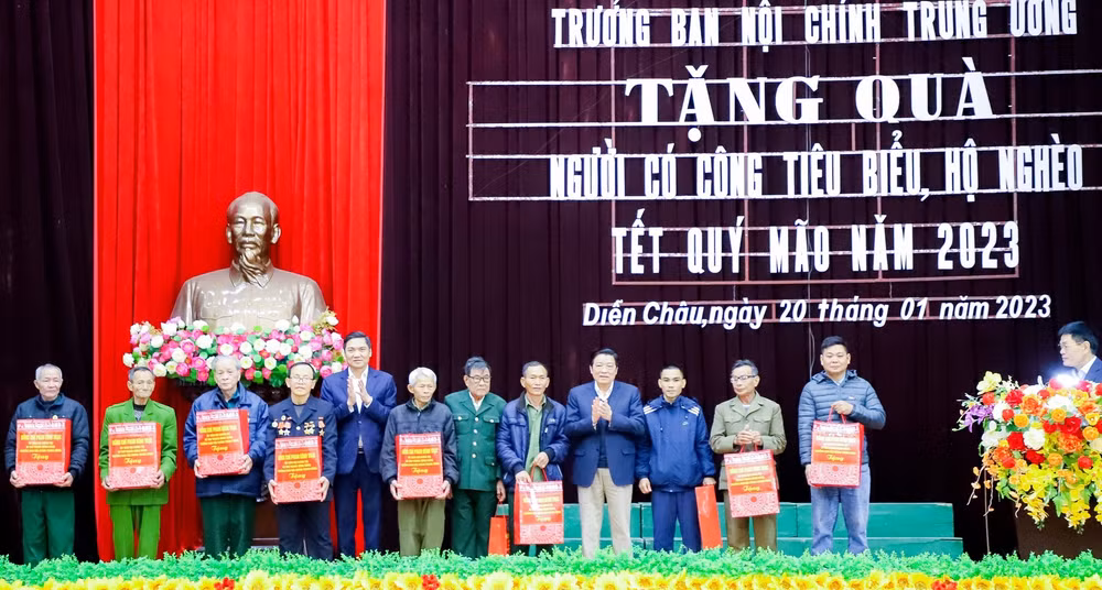 Đồng chí Phan Đình Trạc, Trưởng Ban Nội chính Trung ương và đồng chí Hoàng Nghĩa Hiếu, Phó Bí thư Tỉnh ủy Nghệ An trao tặng quà Tết cho 10 hộ có công tiêu biểu trên địa bàn huyện Diễn Châu. Đồng chí Phan Đình Trạc, Trưởng Ban Nội chính Trung ương và đồng chí Hoàng Nghĩa Hiếu, Phó Bí thư Tỉnh ủy Nghệ An trao tặng quà Tết cho 10 hộ có công tiêu biểu trên địa bàn huyện Diễn Châu.