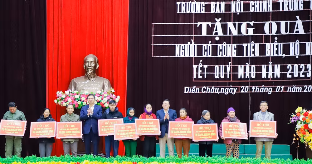 Đồng chí Phan Đình Trạc, Trưởng Ban Nội chính Trung ương và đồng chí Hoàng Nghĩa Hiếu, Phó Bí thư Tỉnh ủy Nghệ An, trao tặng kinh phí hỗ trợ xây dựng 10 căn nhà đại đoàn kết cho 10 hộ gia đình đặc biệt khó khăn trên địa bàn huyện Diễn Châu. (Ảnh: Phạm Bằng) Đồng chí Phan Đình Trạc, Trưởng Ban Nội chính Trung ương và đồng chí Hoàng Nghĩa Hiếu, Phó Bí thư Tỉnh ủy Nghệ An, trao tặng kinh phí hỗ trợ xây dựng 10 căn nhà đại đoàn kết cho 10 hộ gia đình đặc biệt khó khăn trên địa bàn huyện Diễn Châu. (Ảnh: Phạm Bằng)