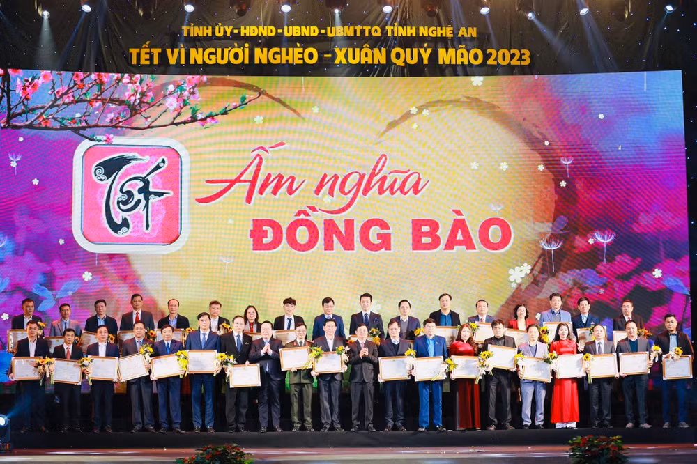 Trao bằng khen và tặng hoa cảm ơn các đơn vị, doanh nghiệp, tổ chức, nhà hảo tâm đã đóng góp, ủng hộ Chương trình Tết Vì người nghèo Xuân Quý Mão 2023. Trao bằng khen và tặng hoa cảm ơn các đơn vị, doanh nghiệp, tổ chức, nhà hảo tâm đã đóng góp, ủng hộ Chương trình Tết Vì người nghèo Xuân Quý Mão 2023.