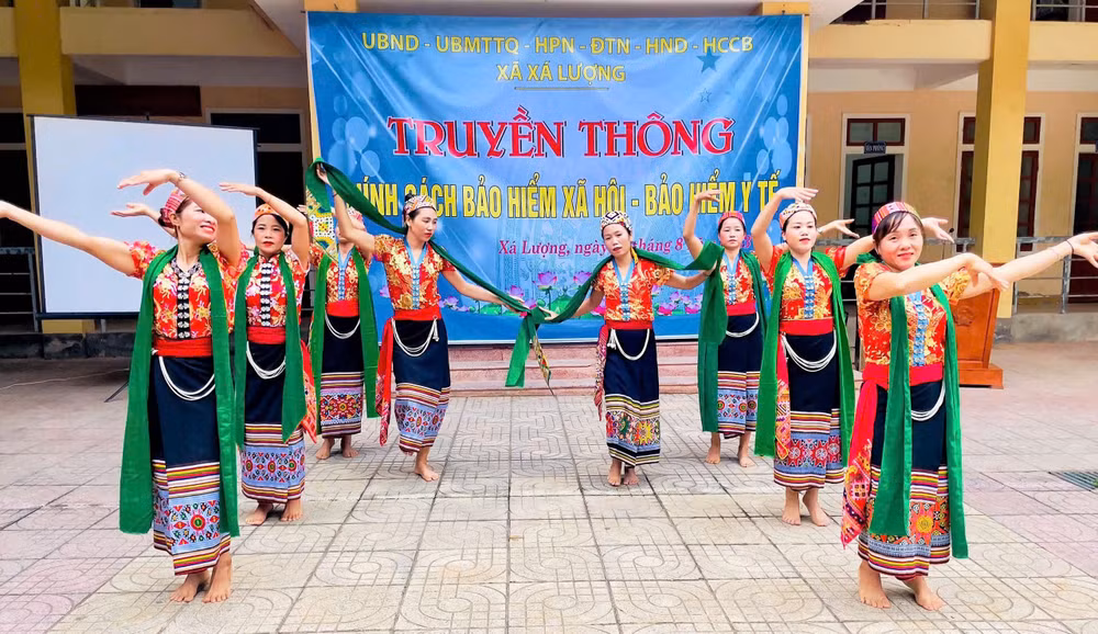 Đa dạng hóa các hình thức tuyên truyền để người đồng bào dân tộc thiểu số dễ tiếp cận thông tin về bảo hiểm xã hội tự nguyện, bảo hiểm y tế.