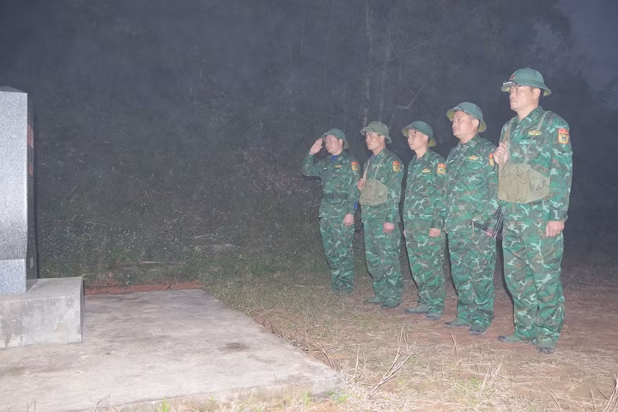 Để mọi người, mọi nhà đón Tết yên bình các chiến sĩ nơi biên cương vẫn tuần tra bảo vệ biên giới bất kể ngày đêm.
