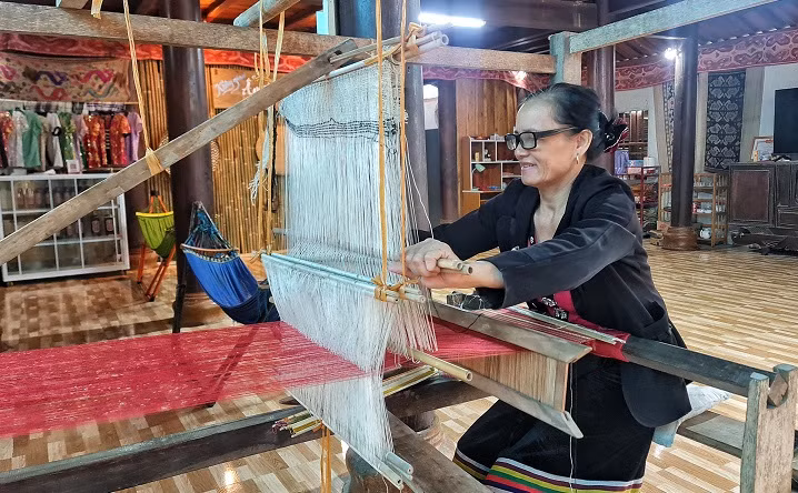 Bà Lô Thị Nga dệt thổ cẩm bán cho du khách trải nghiệm tại homestay của mình. (Ảnh: Đình Phượng) Bà Lô Thị Nga dệt thổ cẩm bán cho du khách trải nghiệm tại homestay của mình. (Ảnh: Đình Phượng)